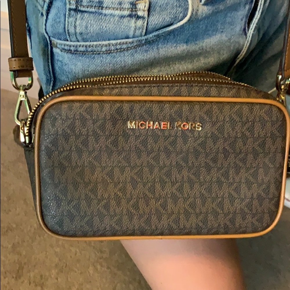 Micheal Kors crossbody purse
